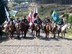 Read more about the article II Cavalgada da Integração reúne centenas de cavaleiros.