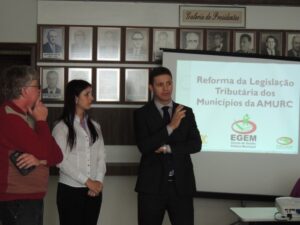 Read more about the article FECAM/EGEM entrega em Curitibanos Diagnósticos Tributários dos municípios da AMURC
